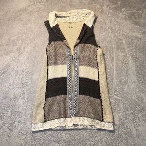 Gimmick By BKE Western Best Metal Clasp Size Small With Lace On Collar